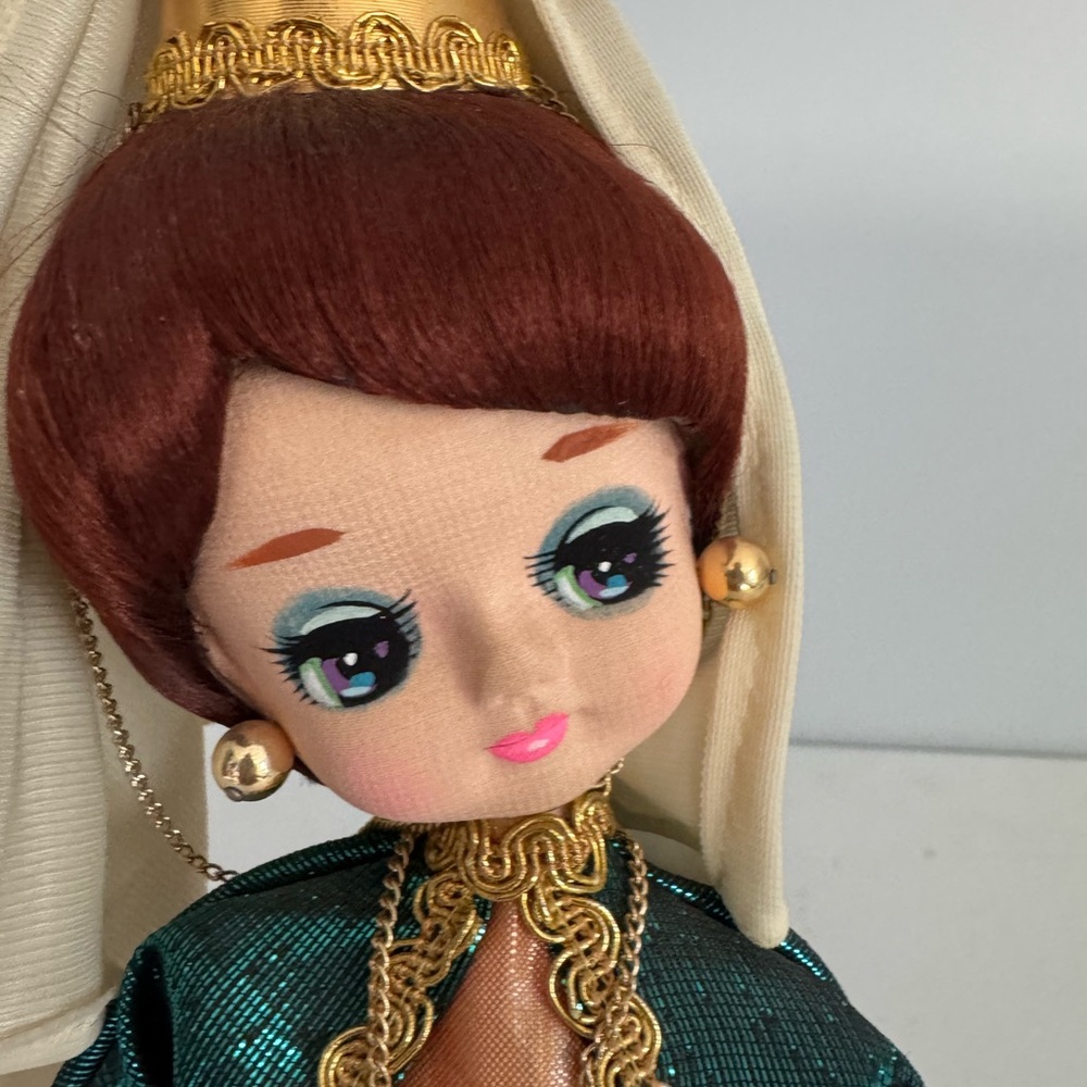 Bradley Musical international Doll (Israel) with Red and Green Dress - Picture 7 of 7